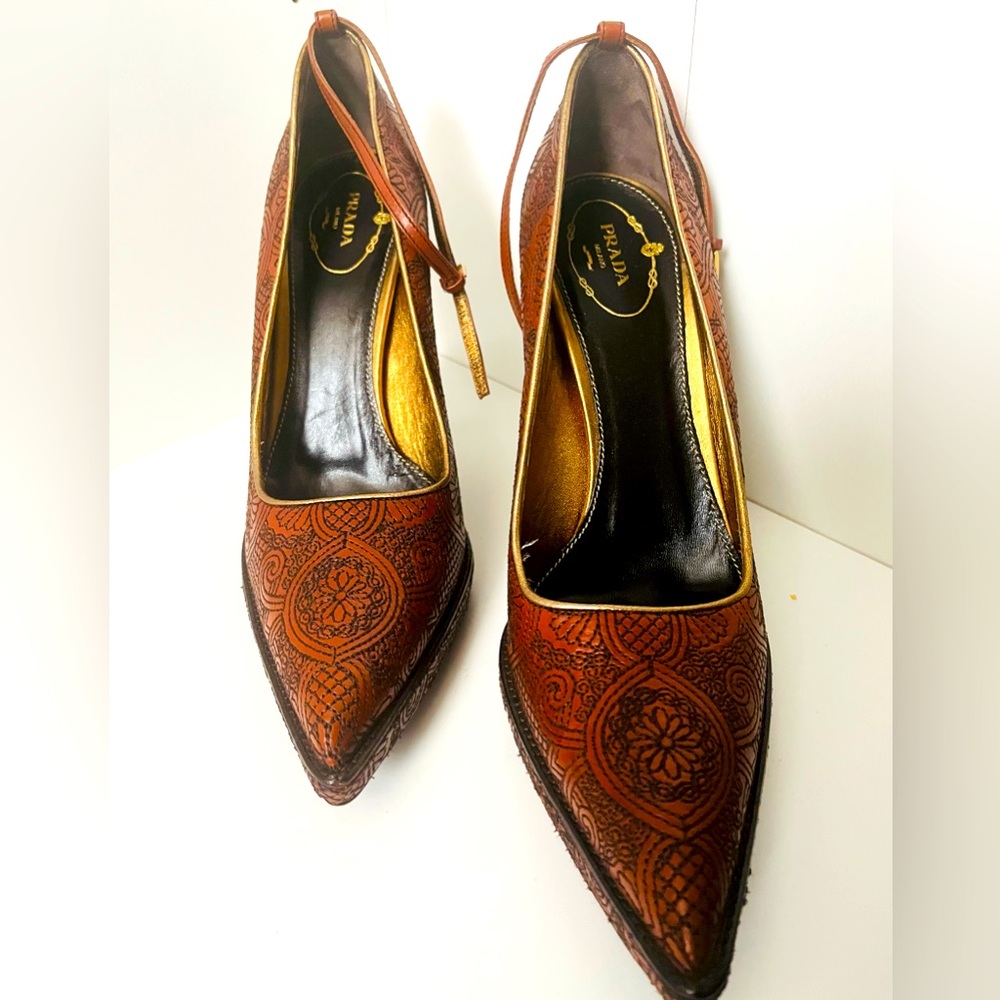 Prada
Printed Pumps
Size: US 10 | EU 40.5